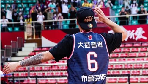  兑现承诺赵睿穿上马尚的球衣领奖暖心一幕,让无数球迷为之动容