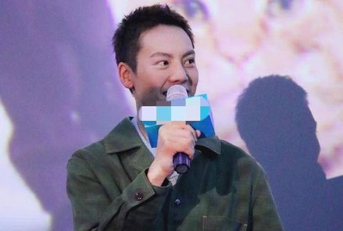  陈伟霆刚鼓励大家爱要大声说出来,就被塞狗粮,目击粉丝热吻