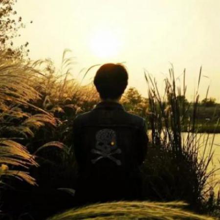  高冷情侣头像背影一男一女我是最幸福的