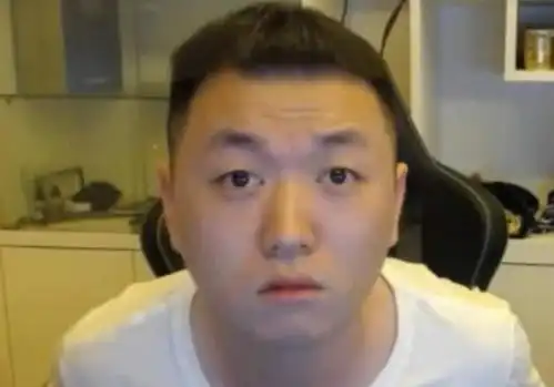  药水哥和斗鱼知名女主播互动,在酒店搂搂抱抱,网友封杀吧