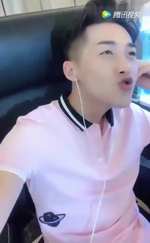  帅哥献唱热歌嘴巴嘟嘟,那表情也太逗了