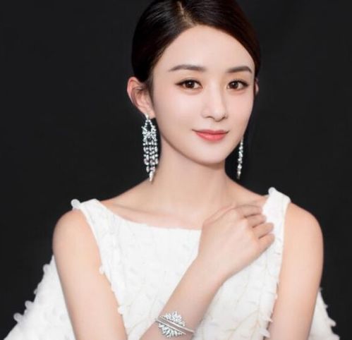  赵丽颖穿全身名牌带儿子聚会,孩子全程由保姆照顾,二位保姆忙得不可开交