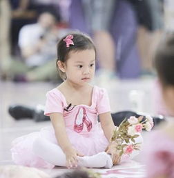  给短发小孩怎样扎辩子儿童短发扎辩子发型