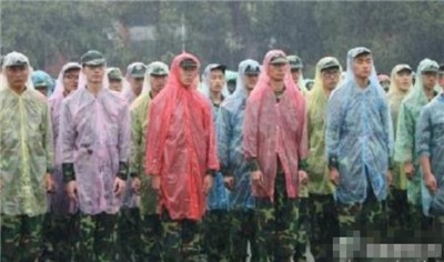  萧敬腾各地军训学生奇葩求雨,只猜中了剧情...