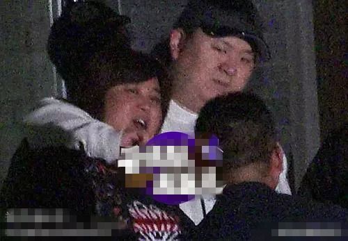  贾玲与绯闻男友约会,表情开心看上去很幸福,还当街热吻惊呆网友