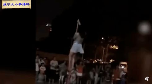  迷之操作女子在学校门口大跳钢管舞,保安喊都喊不走