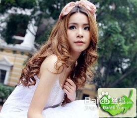  展现女性柔美浪漫气质的长卷发发型