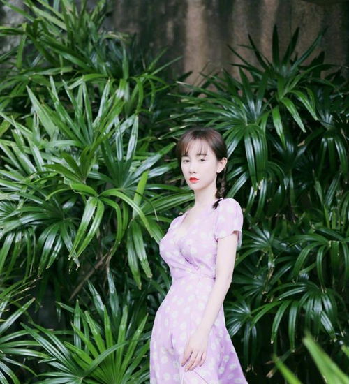  31岁张檬恋爱后身材更丰满,穿印花裙藏不住凹凸感,真担心撑开了