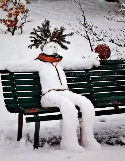  雪下的那么认真,雪人堆得那么不正经