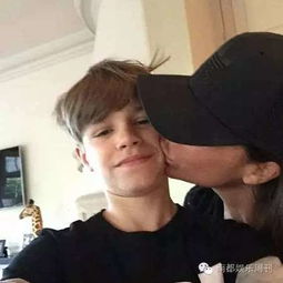  贝嫂与小七嘴对嘴亲吻挨轰次子发照挺母亲