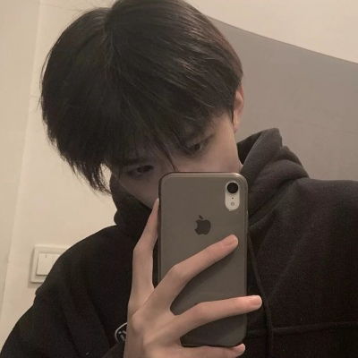  男头小猫在午睡地球在转圈