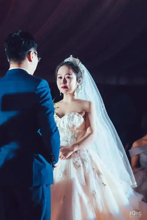  婚礼当天哭成了表情包,5个温馨环节戳中泪点,谁说男人不懂浪漫