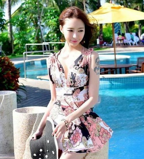  拥有完美腿型的比基尼泳衣美女,展示女神的完美气质