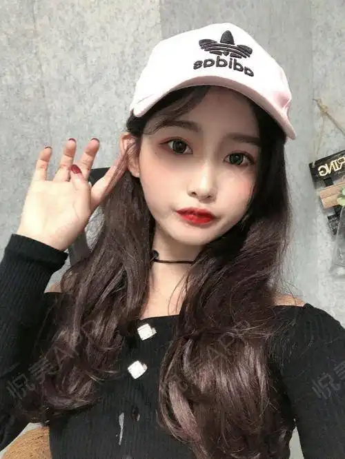  今天又是元气满满的小仙女,带上棒球帽,约三两好友,...颧骨颧弓整形悦美整形