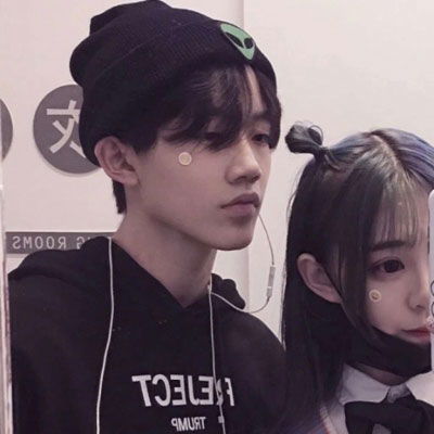  甜蜜情侣头像一人一半缠绵后的欲绝