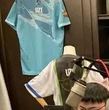  uzi女友帮小狗整理直播间,身后msi奖杯格外抢镜,亚运会成唯一