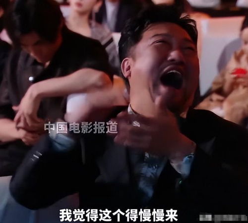  王宝强获奖黄渤表情耐人寻味,台下谁是真兄弟一目了然