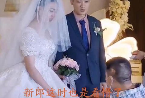  江苏徐州一伴郎婚礼现场单膝下跪递戒指,新郎表情亮了