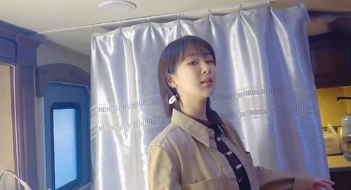  杨紫房车里开演唱会穿夹克抖腿表情拿捏到位,同事都笑出猪叫声