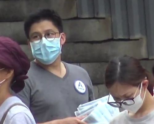  组图霍启刚街头派发口罩与女路人合影特地弯腰十分贴心
