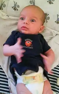  网友晒baby接受屎命召唤时的表情太滑稽