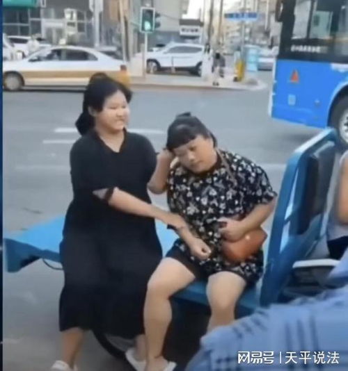  不如养条狗一女孩由于不给零花钱,竟然当街殴打妈妈