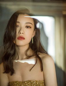  倪妮又美出新高度,一袭金色闪光长裙,精致锁骨和大长腿很吸睛