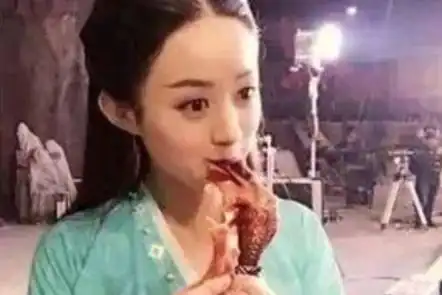  突然发现,有钱人都穿阔太太冬裙上档次贼吸睛,人见人夸美