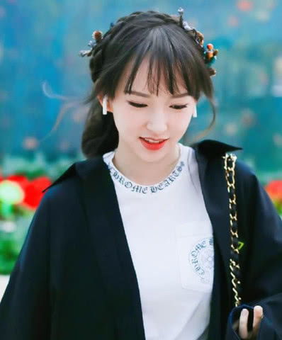  程潇这是古今穿越了中式发髻编发秀古典美颜,t恤穿搭太高级