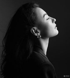 安静的力量张柏芝黑白大片成熟知性静谧迷人