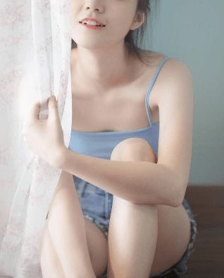 每日一笑男子摔倒在台阶上,旁边美女一句话男子尴尬了胖子