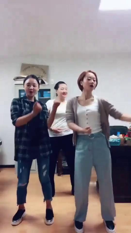 三个男人跳舞的表情包表