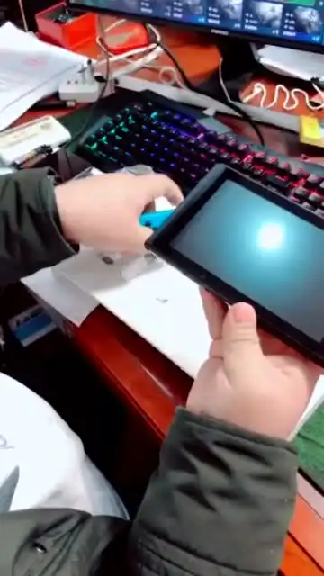  给弟弟买的生日礼物,看样子弟弟挺喜欢,毕竟是姐姐送的