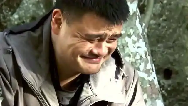  这个画面姚明可能一辈子都不会忘记,难为的表情变成了表情包,太搞笑了