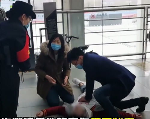 男子倒地猝死,摘口罩做人工呼吸施救的北京女医生是她