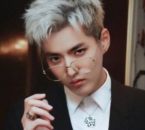  吴亦凡新恋情曝光包场带18岁小女生看电影,女方清纯不输女明星