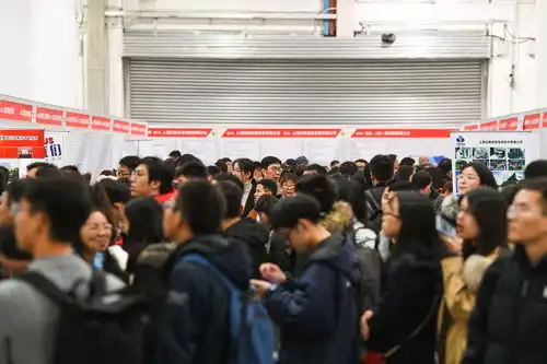  直击2020年应届生首场招聘会求职表情包来看4分钟视频,焦急兴奋思考更多是期待