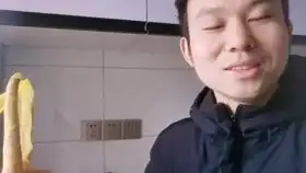  女儿哭着来跟我说被小车子压脚了,演示的表情和动作太搞笑了