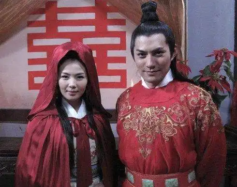  跟霍建华齐名的古装男神,人帅戏好却不火,娶长腿美女39岁当爹