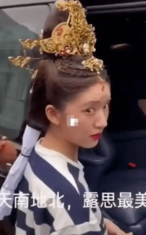  赵露思被男粉追着夸最美,谁注意她听到后的表情怕是自己最大的黑粉