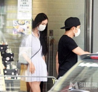  辣妈杨幂超短裙素颜露面盘点同台被比惨的女星