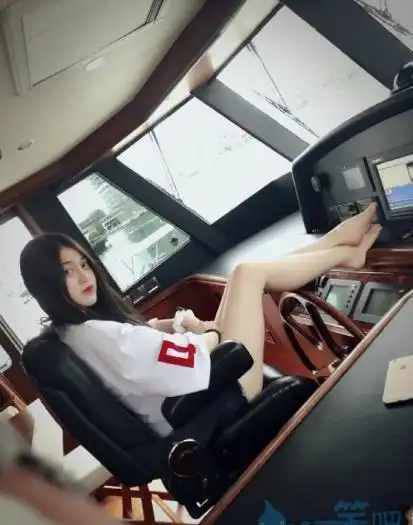  gif动图小毛孩你别嘚瑟,娶老婆有什么好骄傲的,单身二十年的我哭了