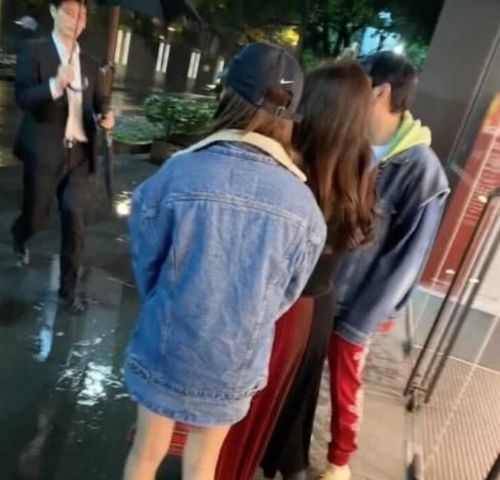  铁打的思聪流水的网红,校长与女友穿情侣装被拍,又是一个大美女