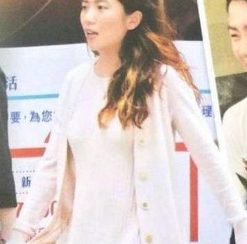  黎明老婆带女儿出行,保镖在前面开路,明公主趴在妈妈身上超乖巧