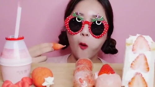  韩国美女吃货试吃奶油草莓慕斯,配上冰糖草莓,吃得特别甜