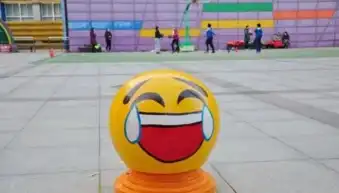  实体qq表情现身呆萌表情引孩子嬉戏