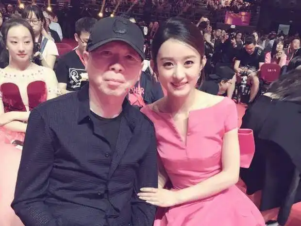  冯小刚和女星合照都是一个表情,很不以为然,唯独对这两人表现亲密