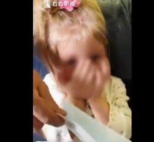  美国疫情依然凶猛2岁女孩不戴口罩全家被赶下飞机,美联航回应了