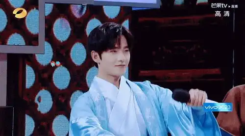  杨洋这里被打的楞楞的更新赢了后扭腰嘚瑟的gif