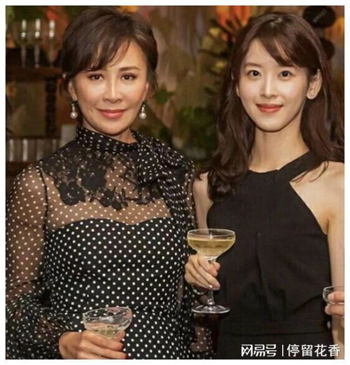  章泽天同框刘嘉玲输太多差29岁气质差距大,一个贵妇一个学生